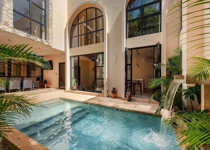 Luxury 4 Bedroom With Private Rooftop Pool *