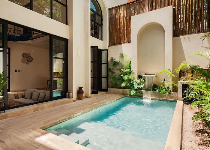 Holiday home Luxury 4 Bedroom With Private Rooftop Pool *