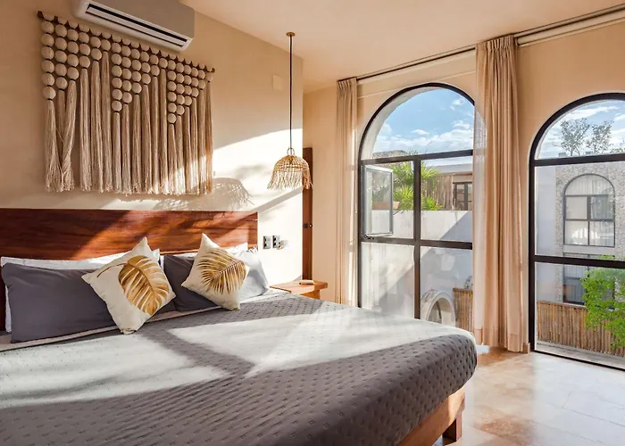 Holiday home Luxury 4 Bedroom With Private Rooftop Pool *