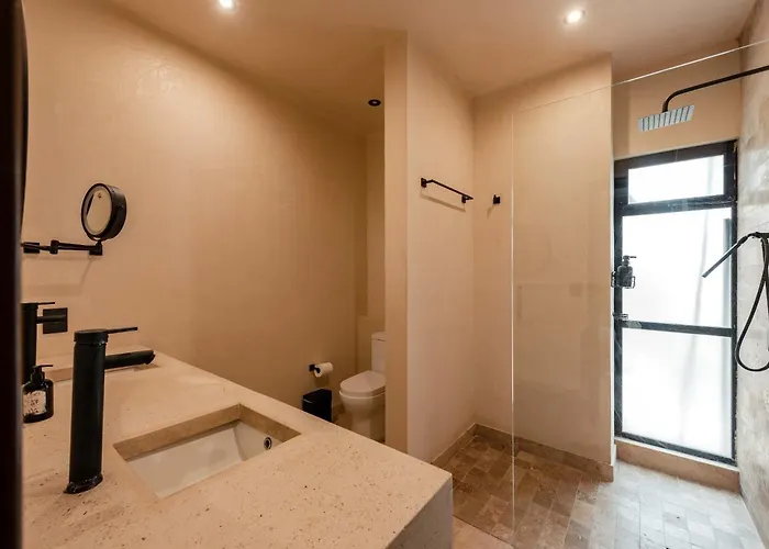 Holiday home Luxury 4 Bedroom With Private Rooftop Pool *