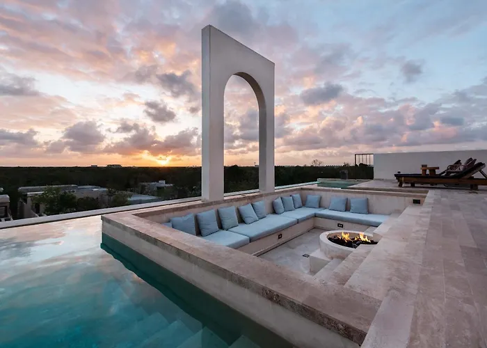 Holiday home Luxury 4 Bedroom With Private Rooftop Pool *