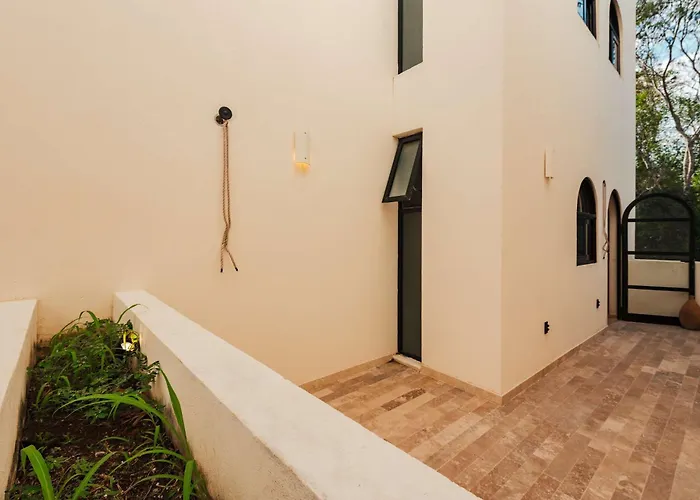 Holiday home Luxury 4 Bedroom With Private Rooftop Pool *
